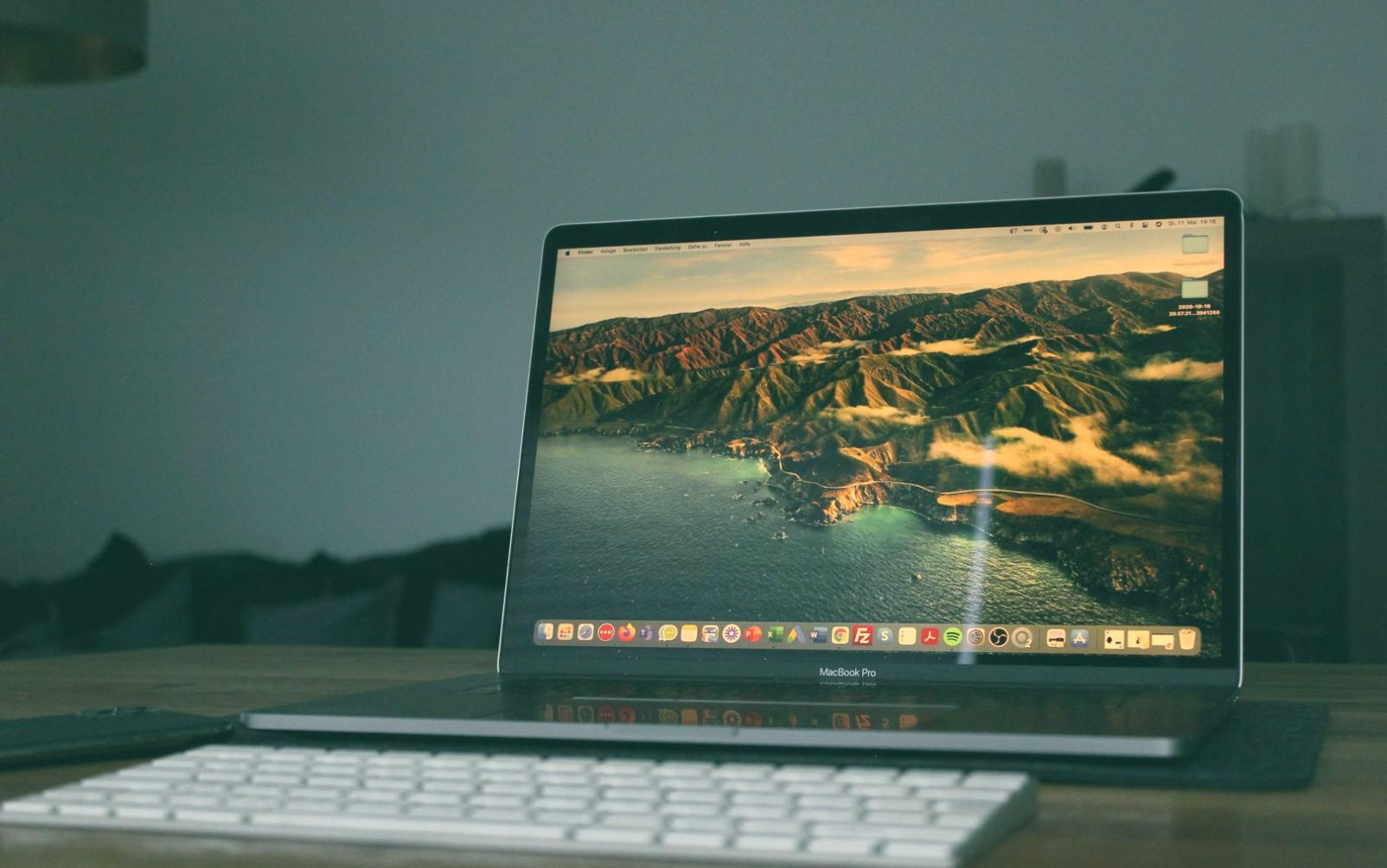 Instructor brindando soporte técnico personalizado a participante